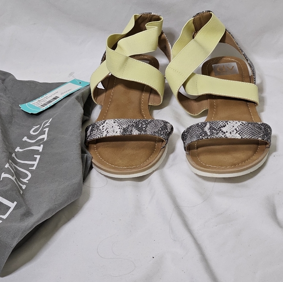 DV By Dolce Vita Flippa Wedge Sandal - Picture 4 of 4